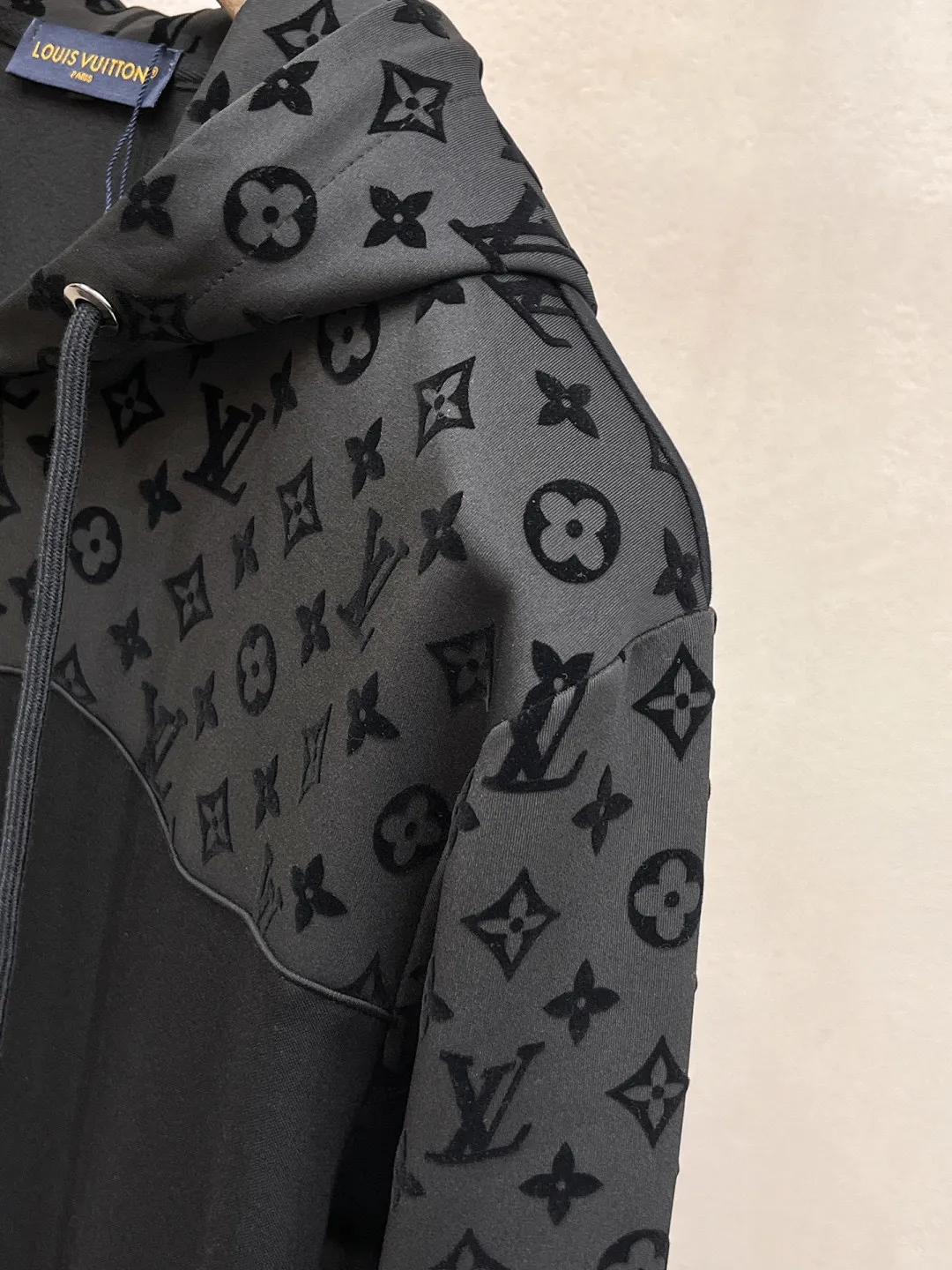 🅿️720 [LV Louis Vuitton] hot-selling suit is coming. Focus on the original version of the official website. 2025 new hot-selling cardigan and sweatshirt suit. The original order is the best. 🇭🇰The meticulous work of top designers. It has a fitting and perfect upper body effect. All-natural high-quality Tencel Roman cotton 100%, close-fitting comfort, noble and elegant! Original hardware embodies elegance and nobility! Counter size: M-3XL (maximum wear up to 190 pounds)